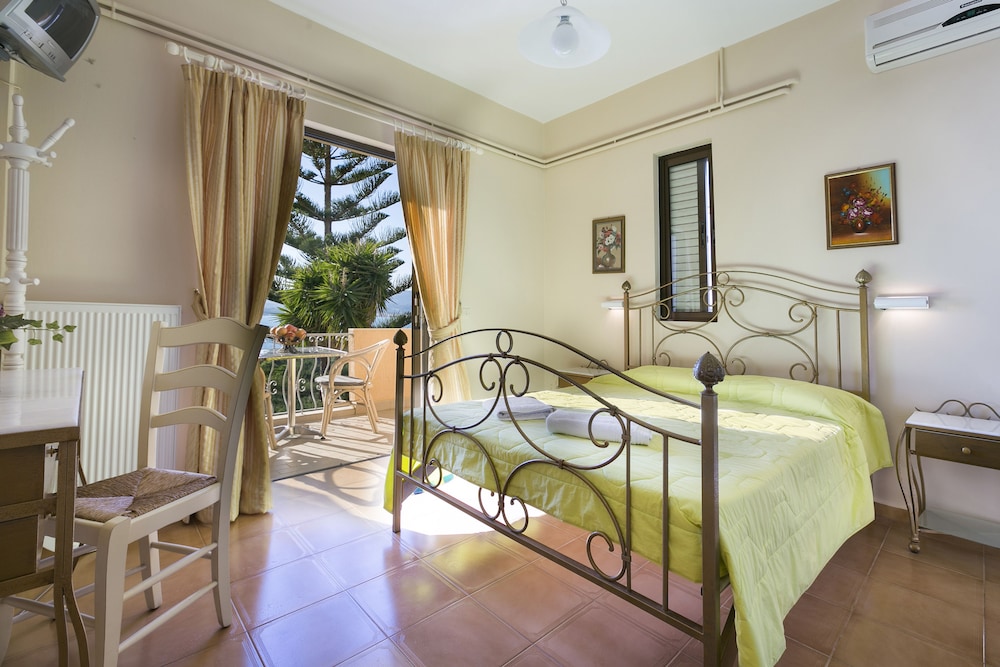 Panorama Fanari Studios Apartments 60/77