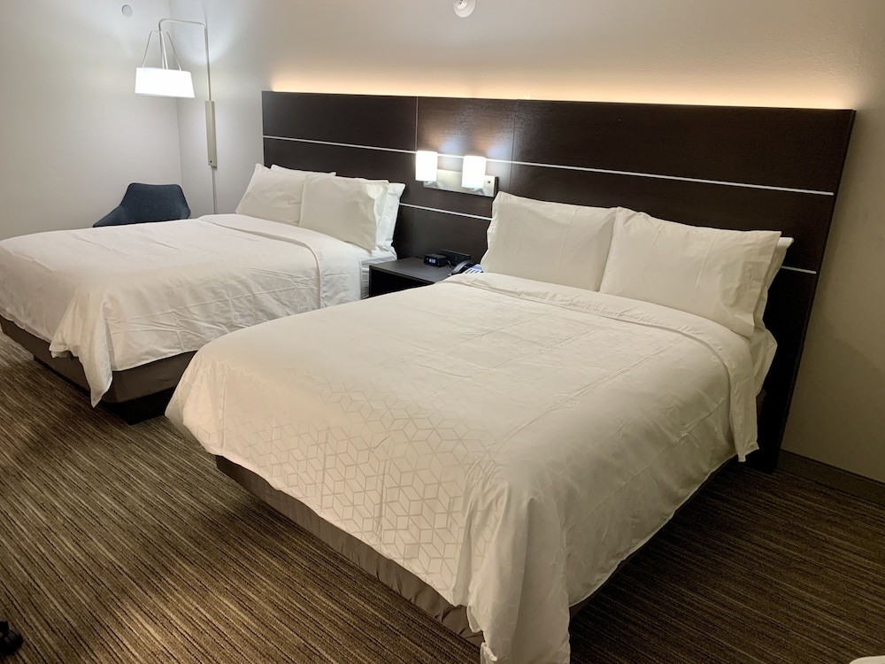 Holiday Inn Express and Suites Longview North 24/58