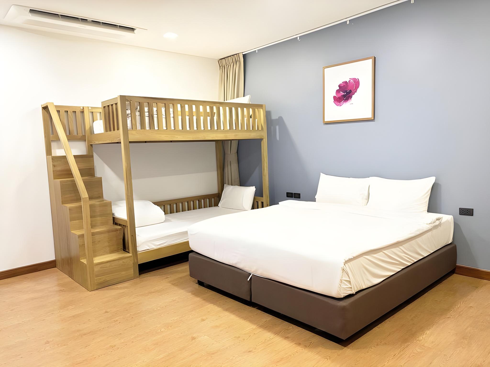 Room, King Bed, No Window