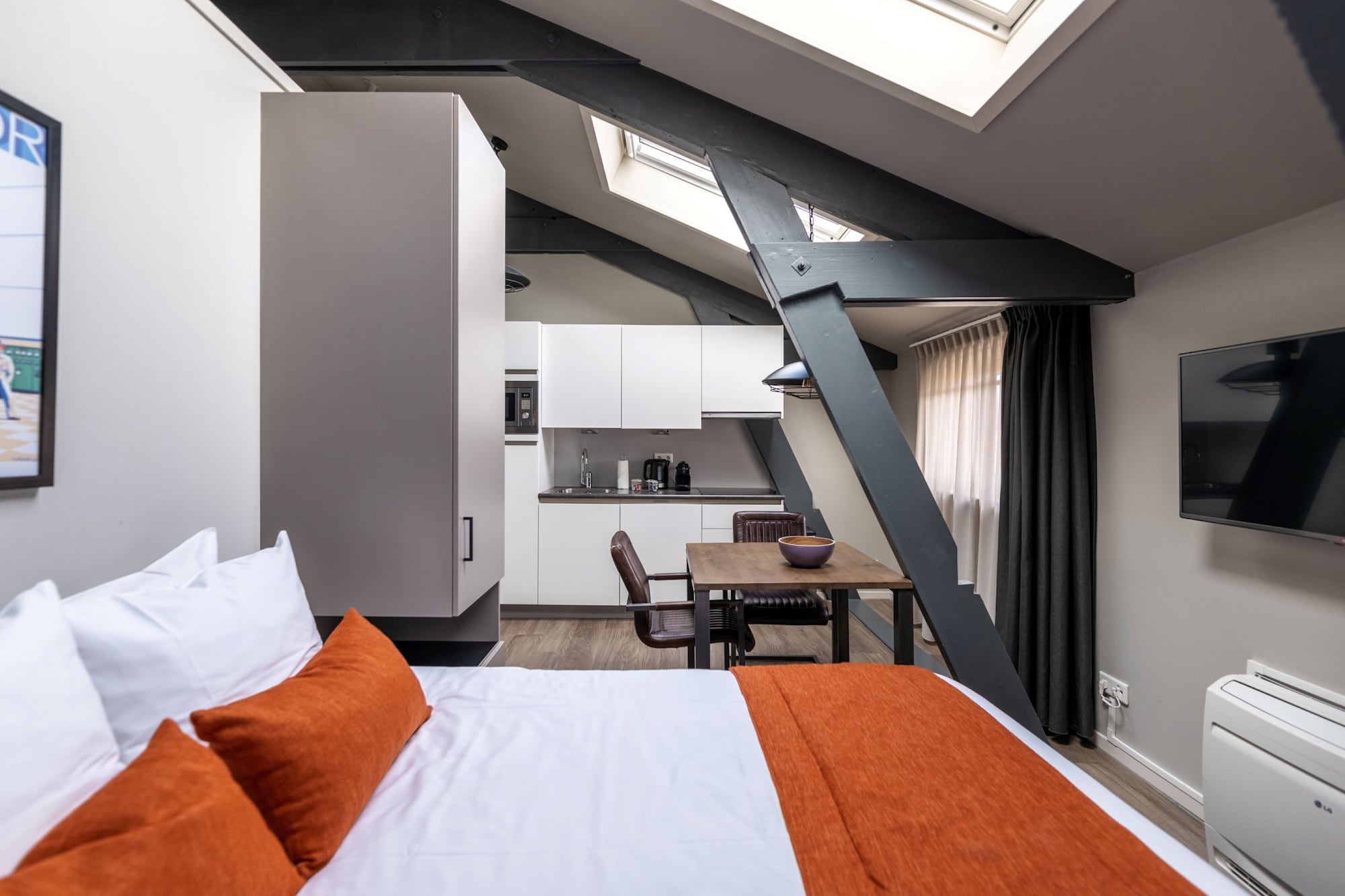 Studio, Queen Bed