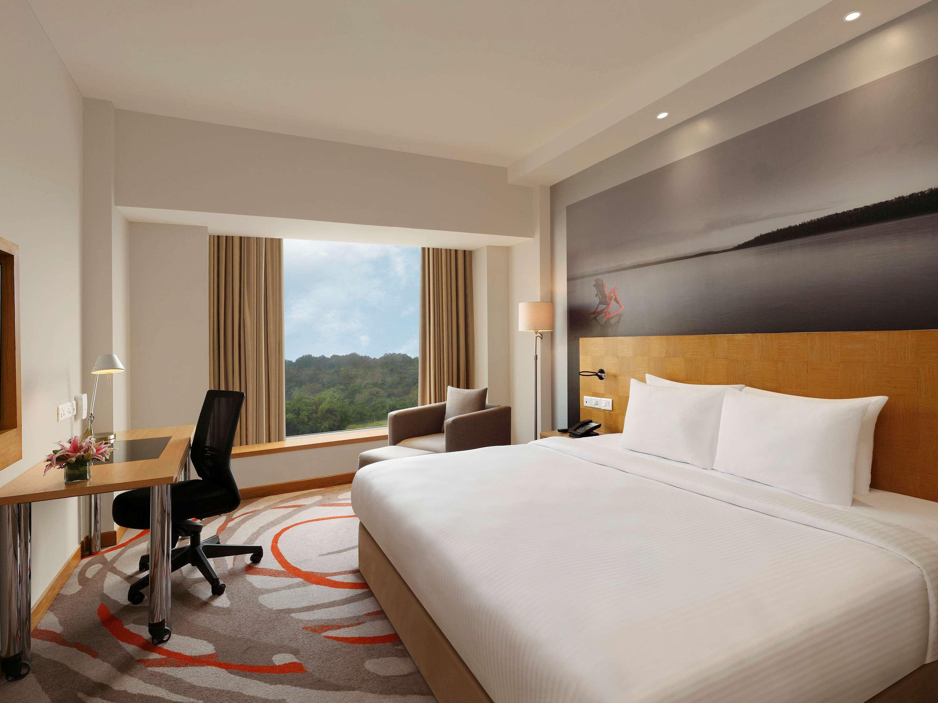 EXECUTIVE, QUEEN BED, POOL SIDE, PREMIER FLOOR