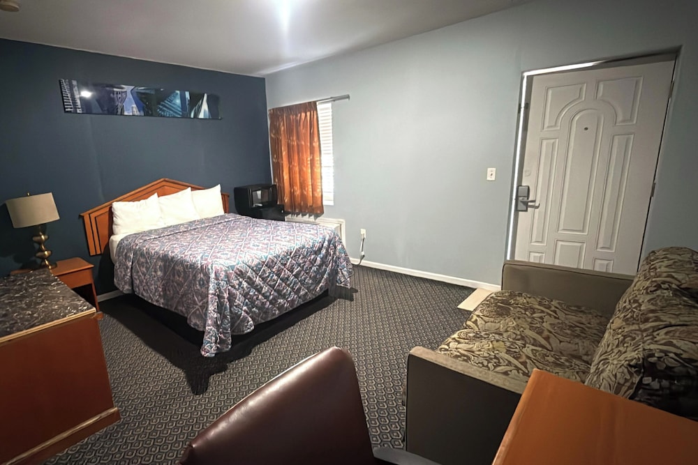 At 9 Motel Near Freehold I-195 12/38
