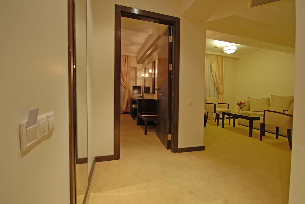 Tourist Hotel 16/63