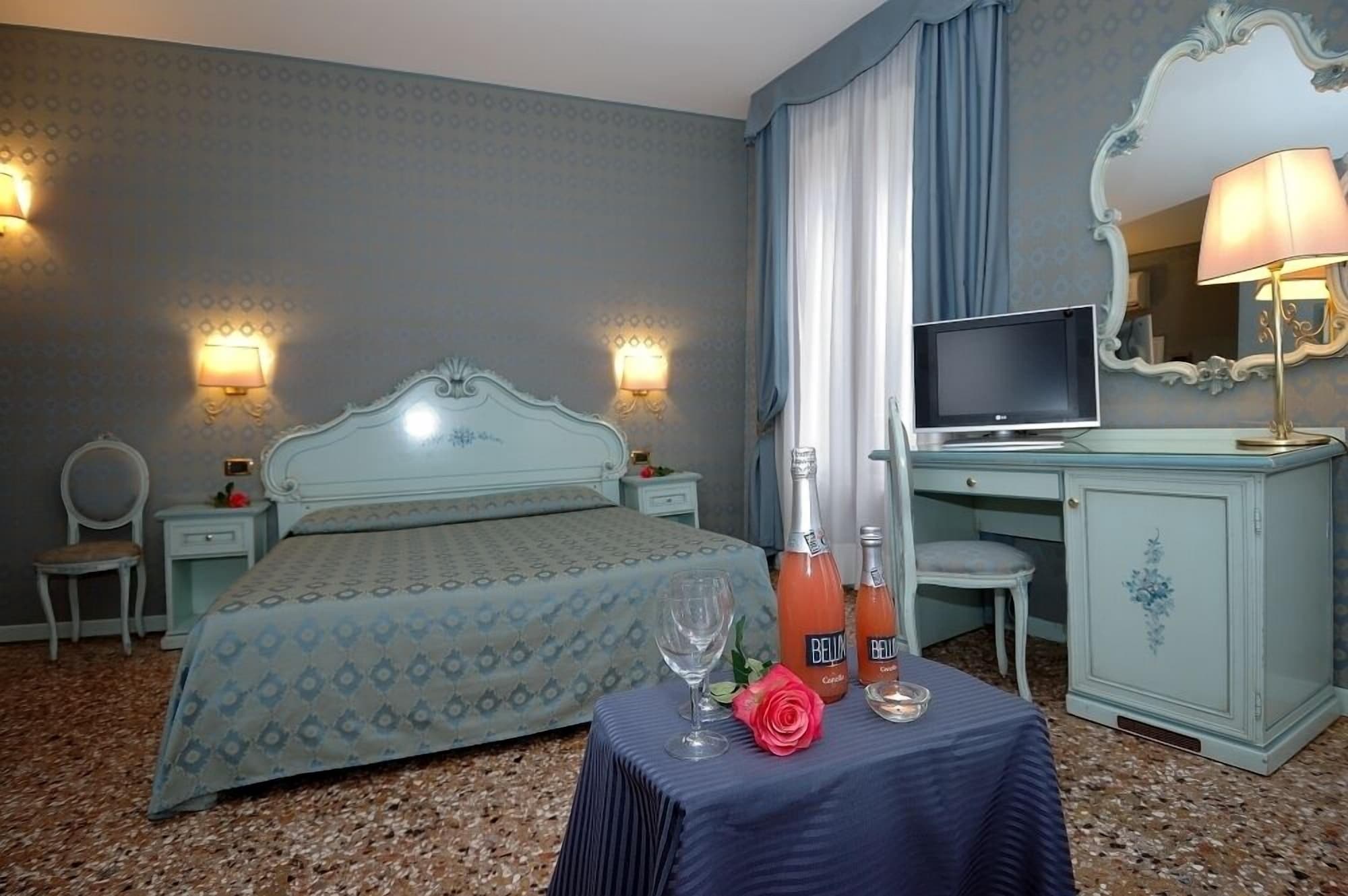 ROOM, QUADRUPLE, PRIVATE BATHROOM