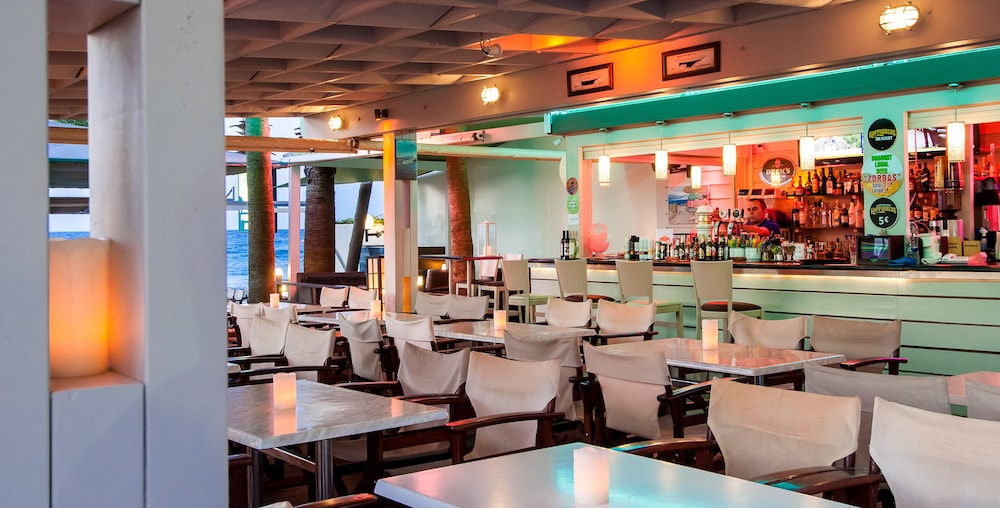 Phoenix Beach Hotel 55/72