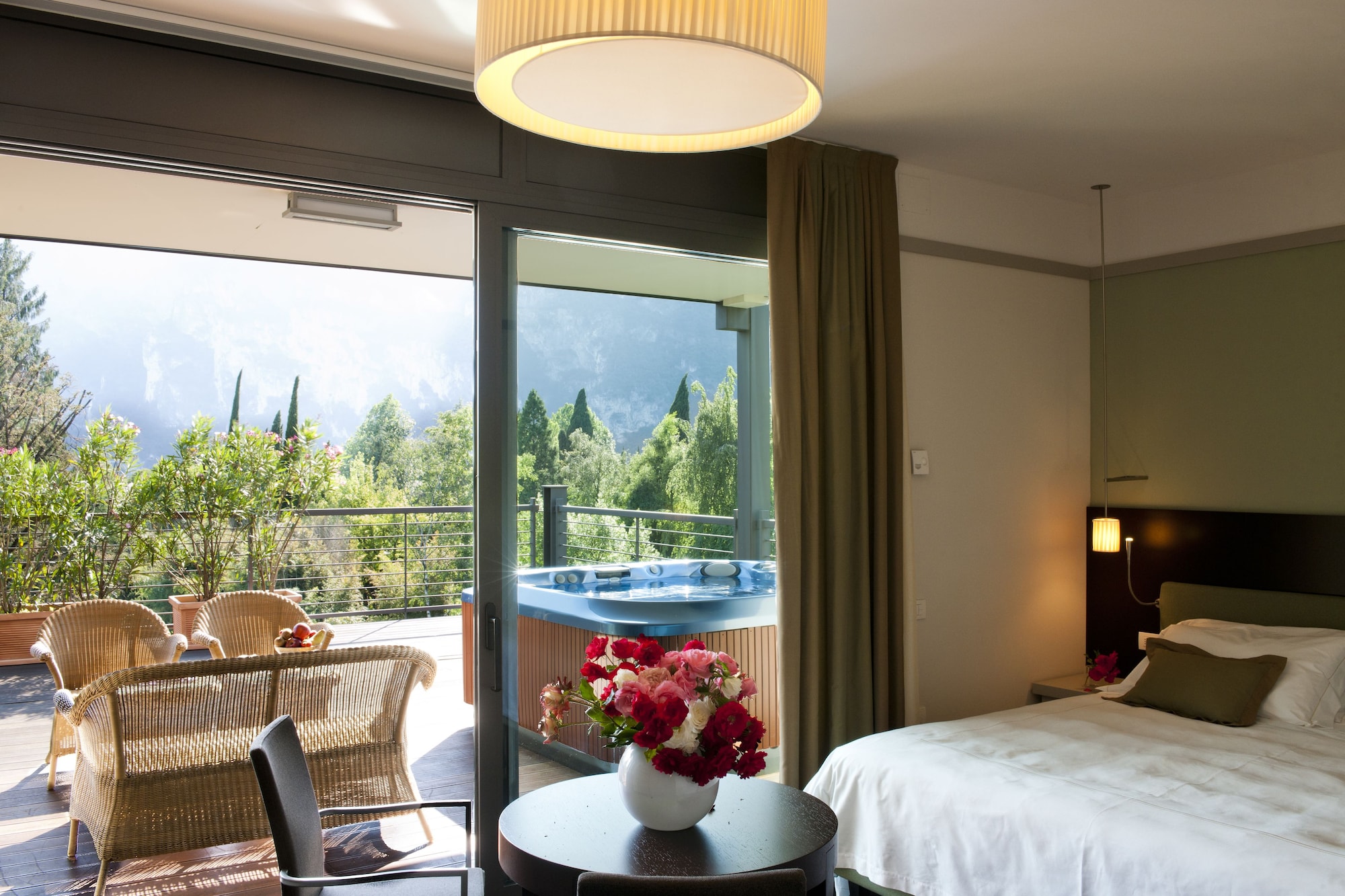 SUITE, JETTED TUB