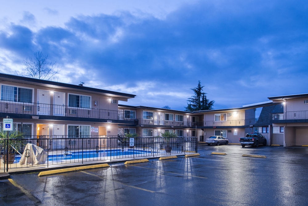 University Inn Suites 4/50
