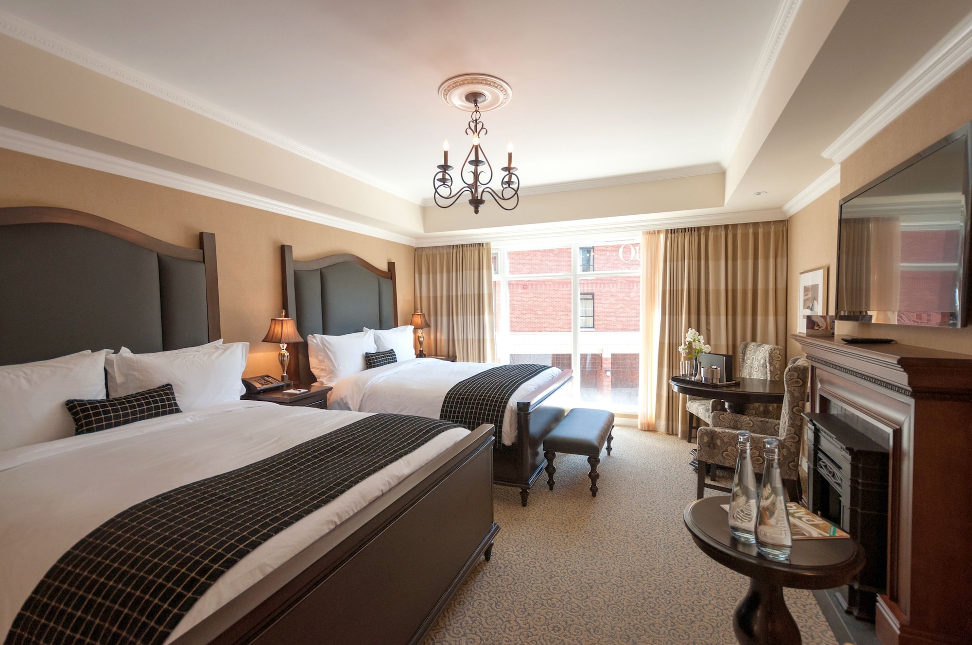 GUEST ROOM, QUEEN BED, RESIDENT VIEW