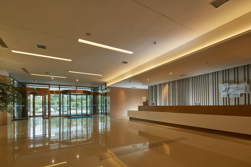 HOLIDAY INN EXPRESS LUOYANG YICHUAN 5/56