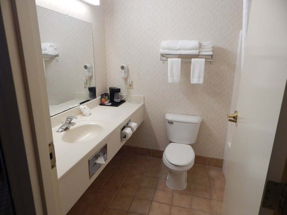 Lancaster Inn and Suites 62/64