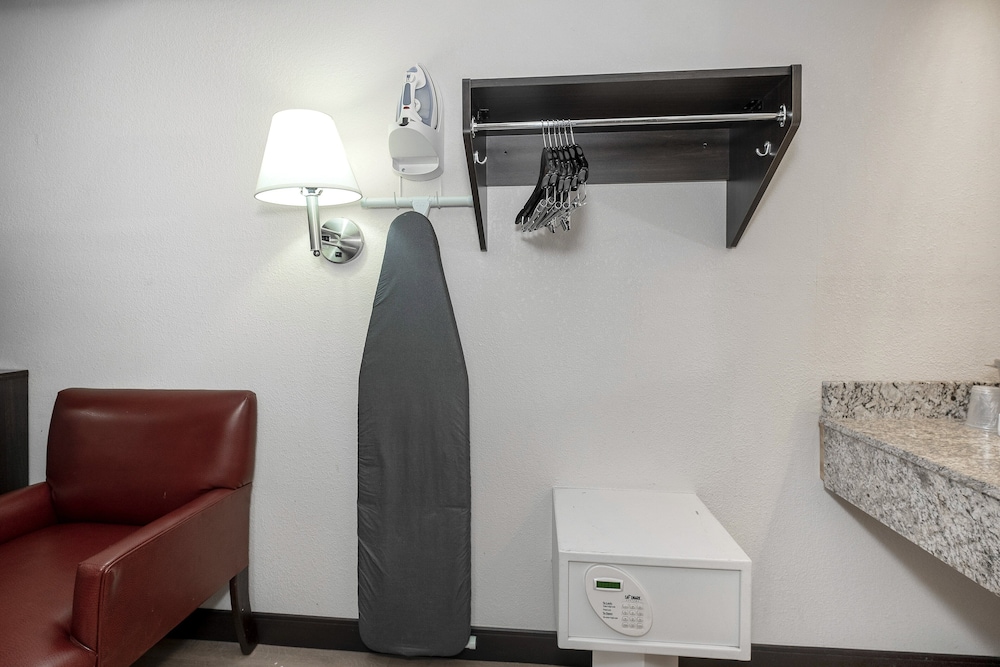Travelodge by Wyndham Peoria 44/52