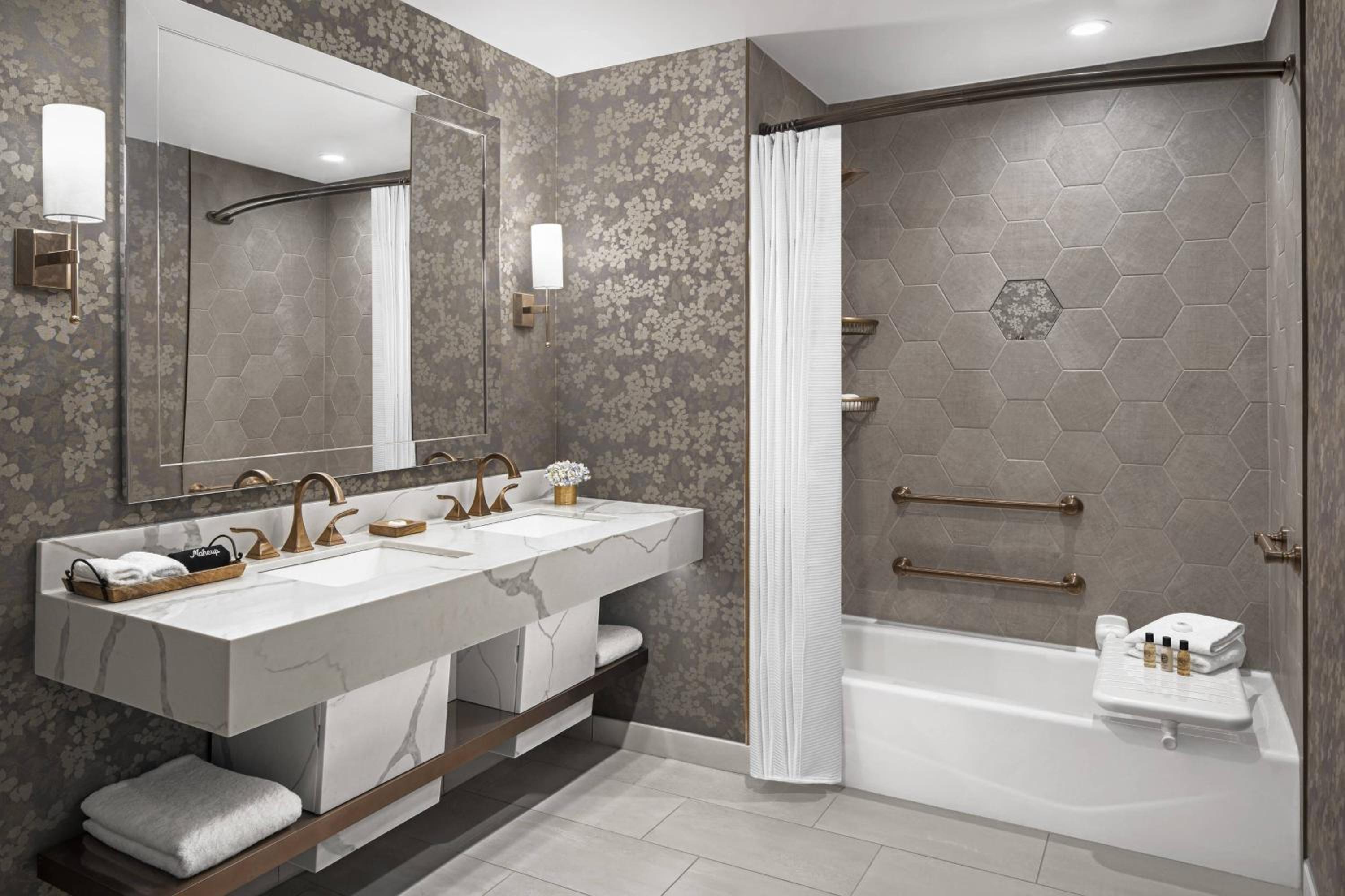 غرفة بسرير كينج، The Lytle Park Hotel, Autograph Collection 6/11