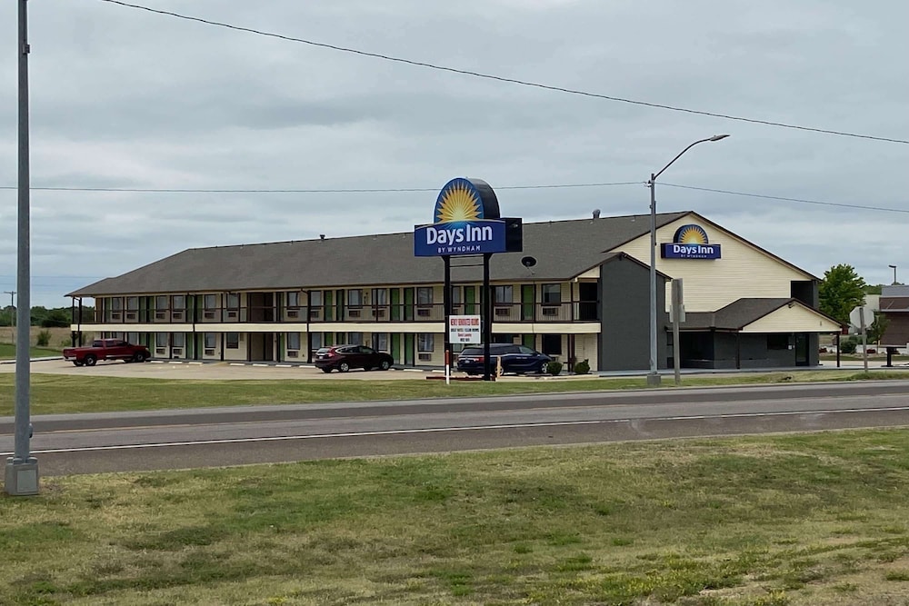 Days Inn by Wyndham Pratt 51/54