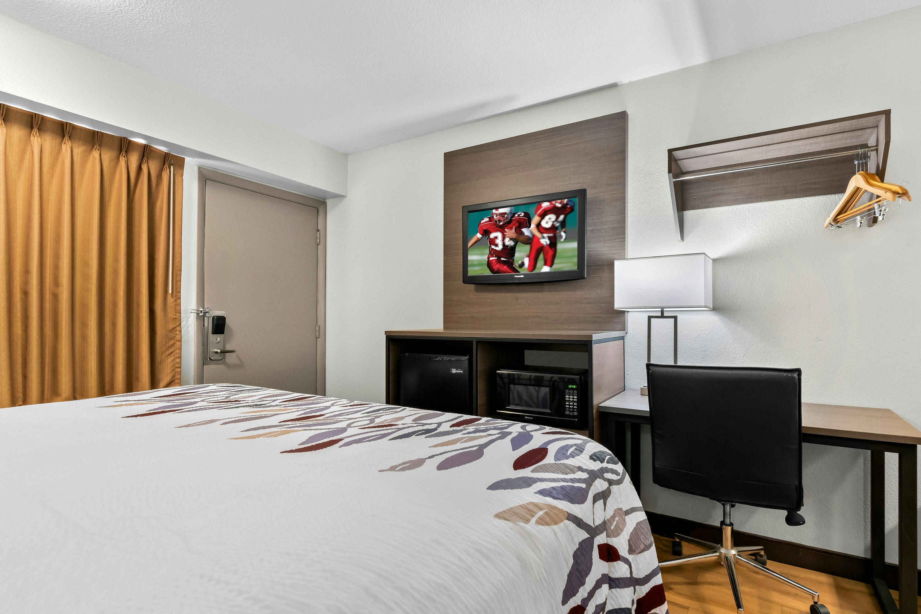 DELUXE, KING BED