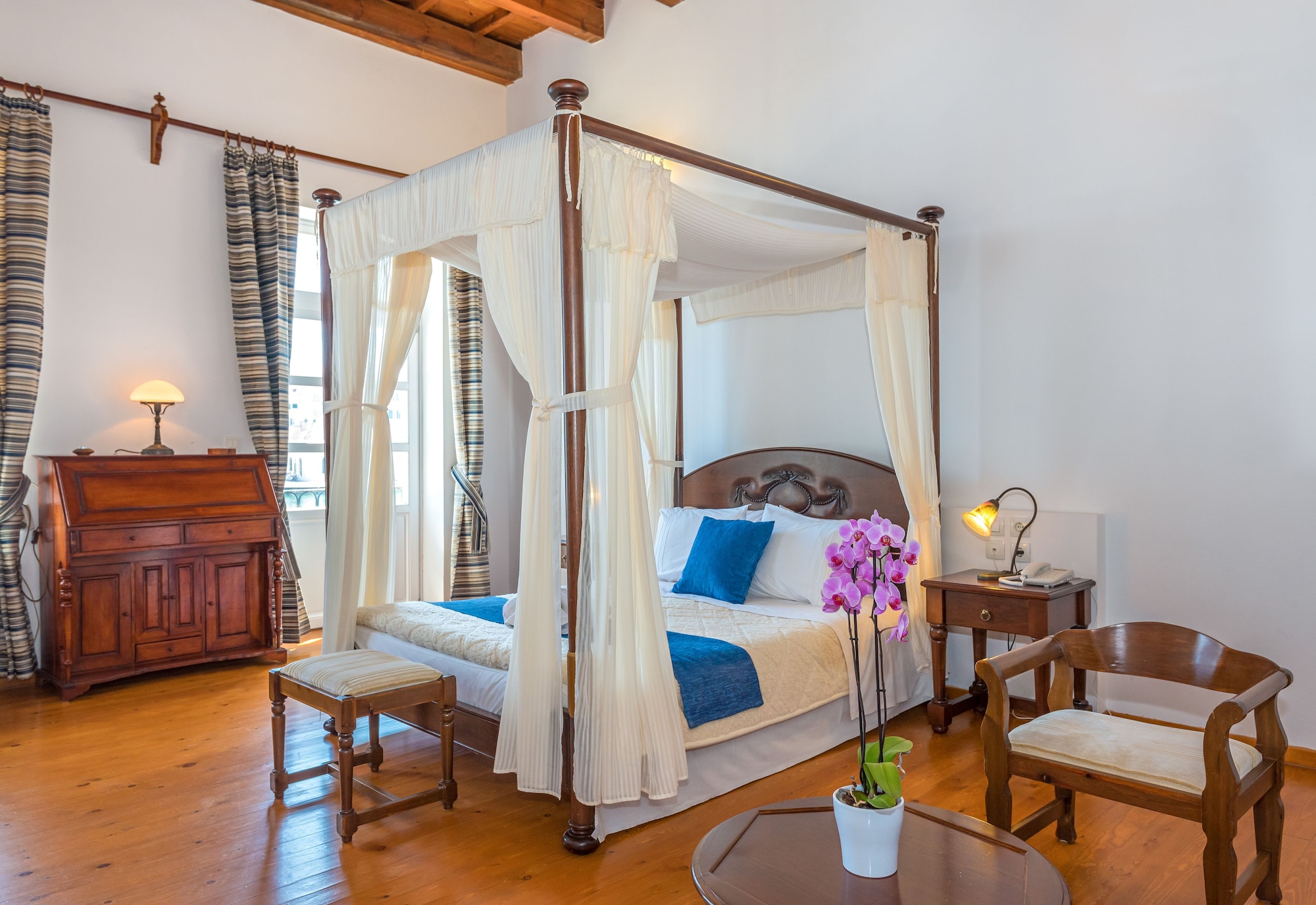 جناح بسرير فردي بإطلالة على البحر، Amphora Hotel 2/3