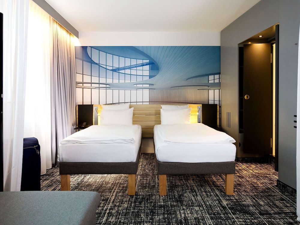 SUITE, MULTIPLE BEDS, KITCHENETTE