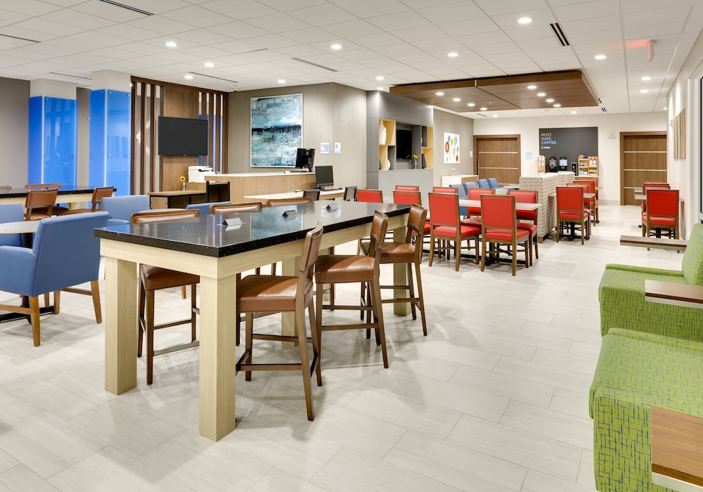 Holiday Inn Express & Suites Plano - The Colony 50/63