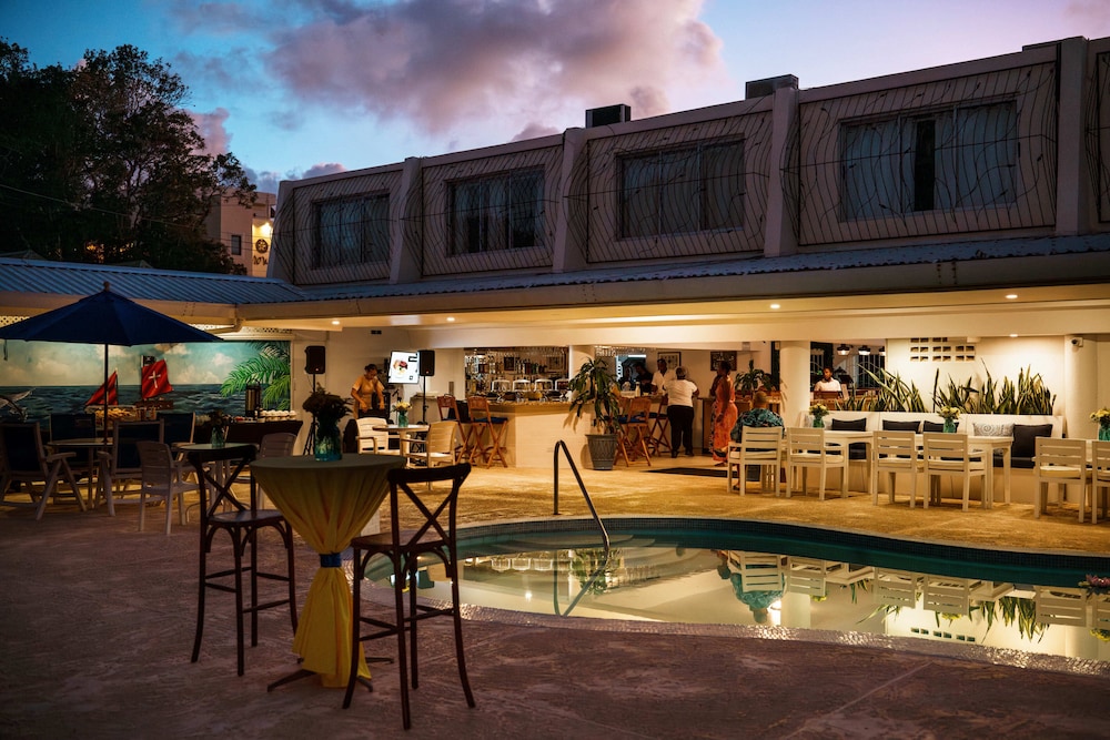 Pirate’s Inn Apartment Hotel in Marine Gardens
