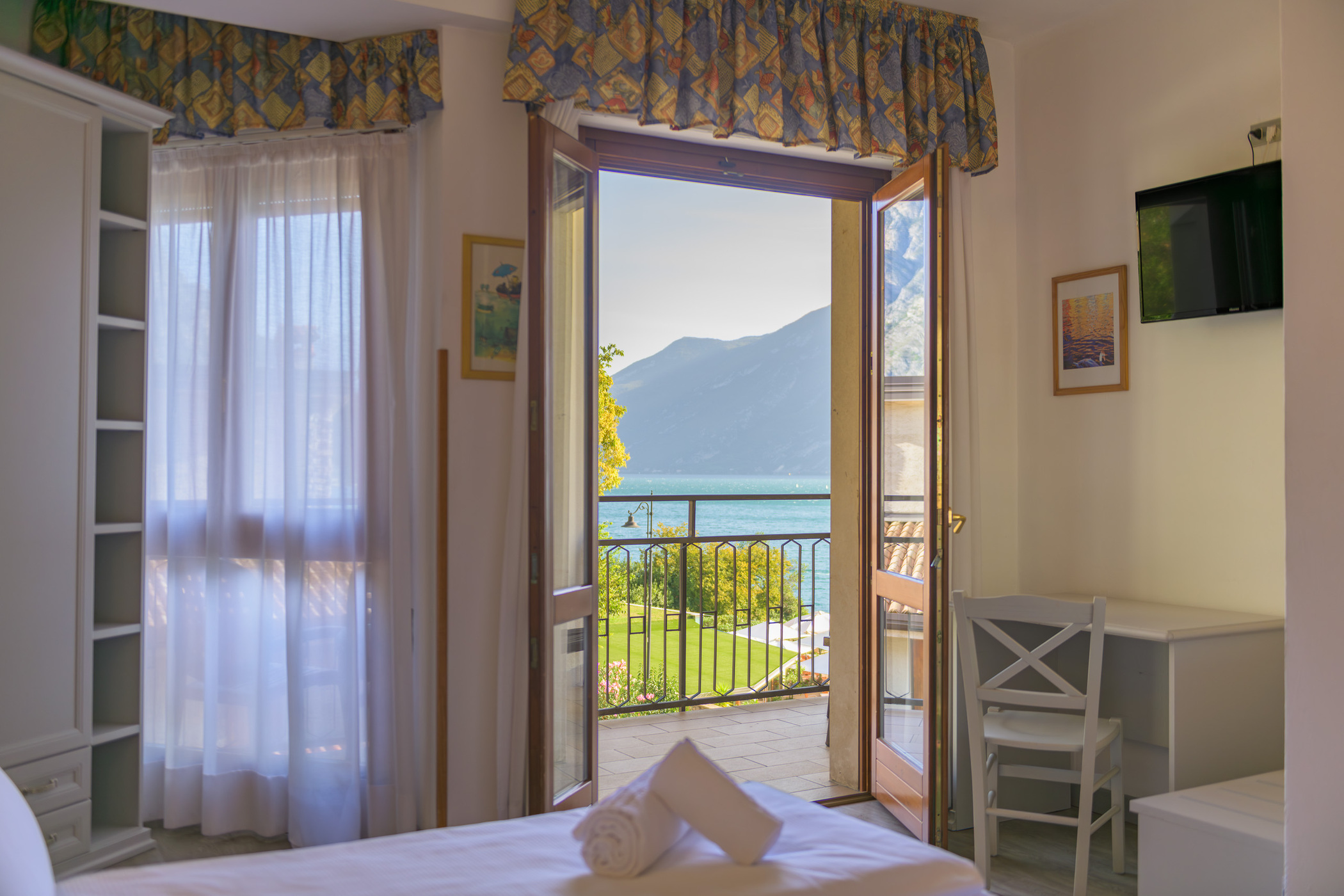 Superior, Double or Twin Bed, Lateral Side Lake View