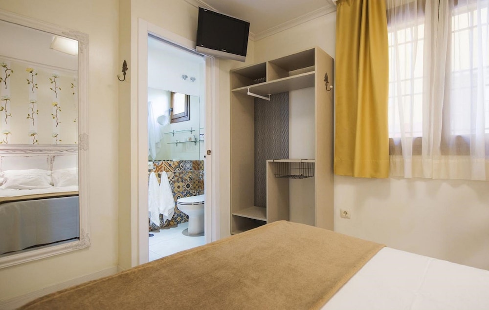 EL HOSTAL PUERTA BISAGRA. 8/60