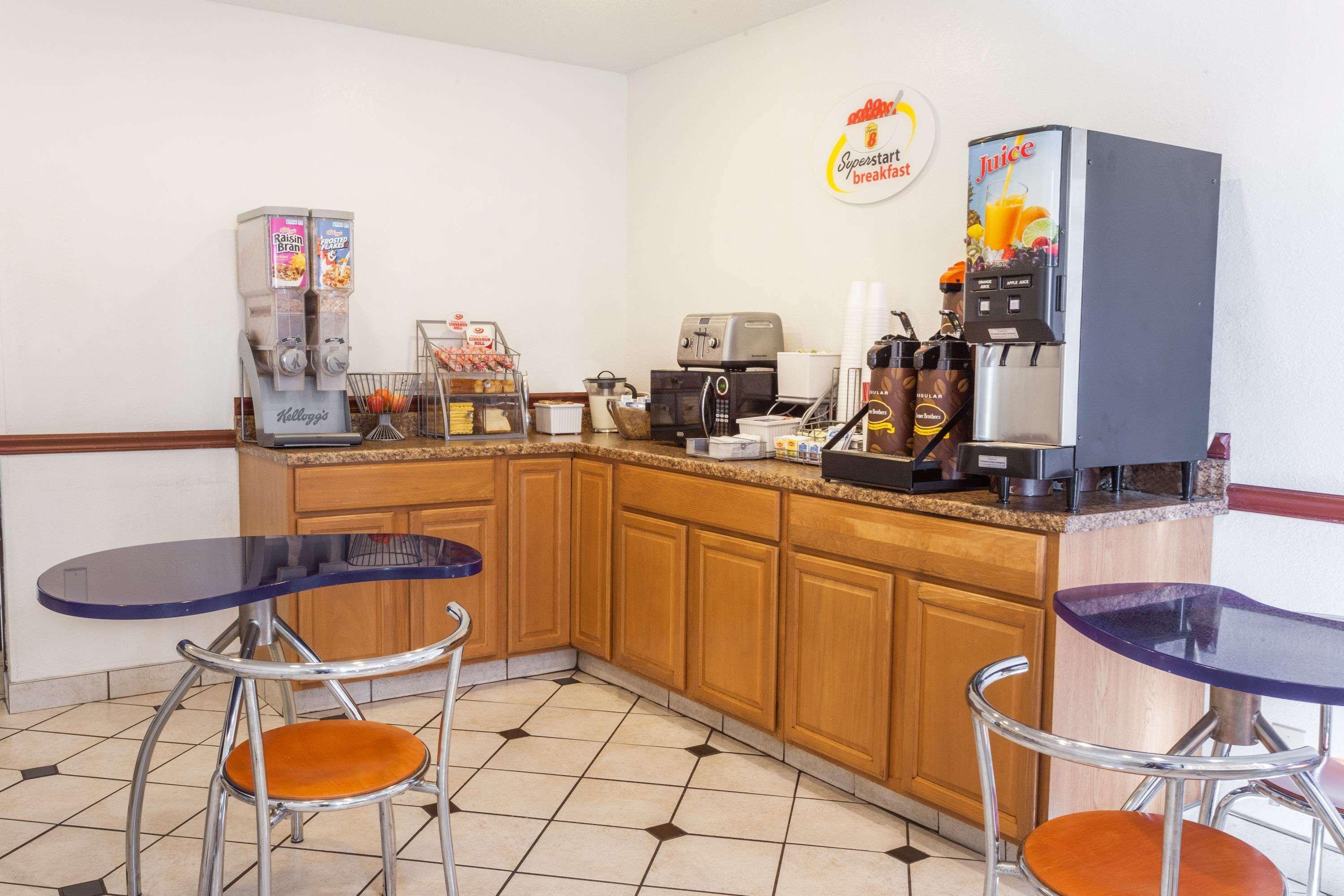 Super 8 by Wyndham Winchester VA 16/16