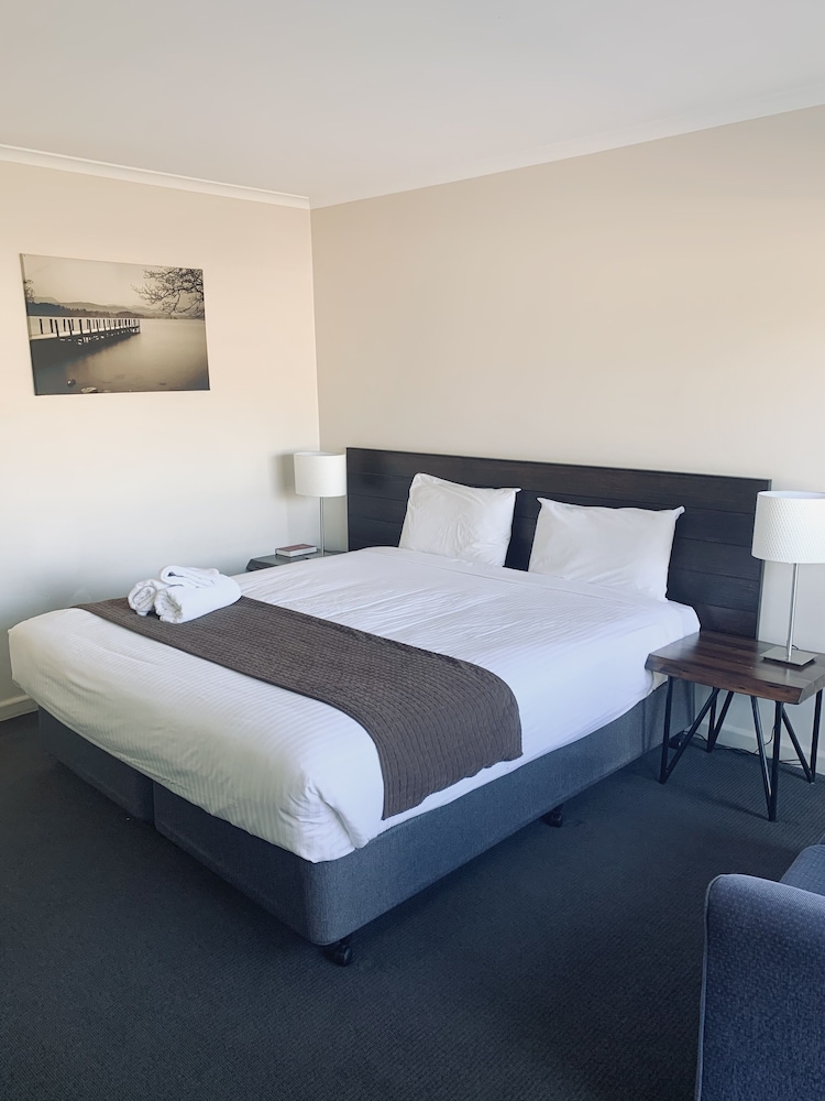 DELUXE, KING BED