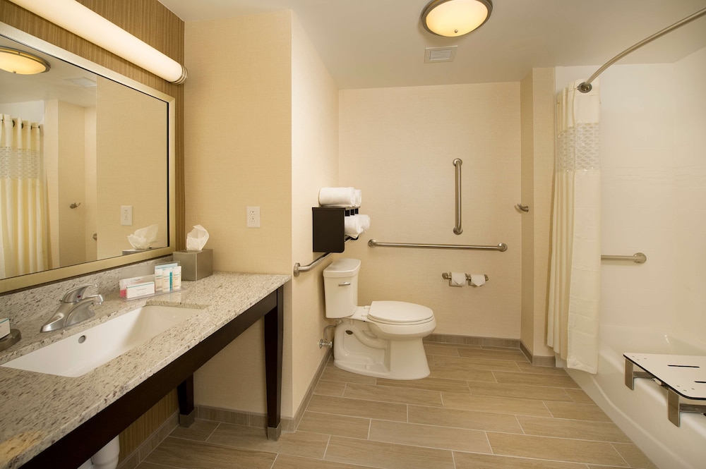 Hampton Inn Suites Baltimore Woodlawn 11/34