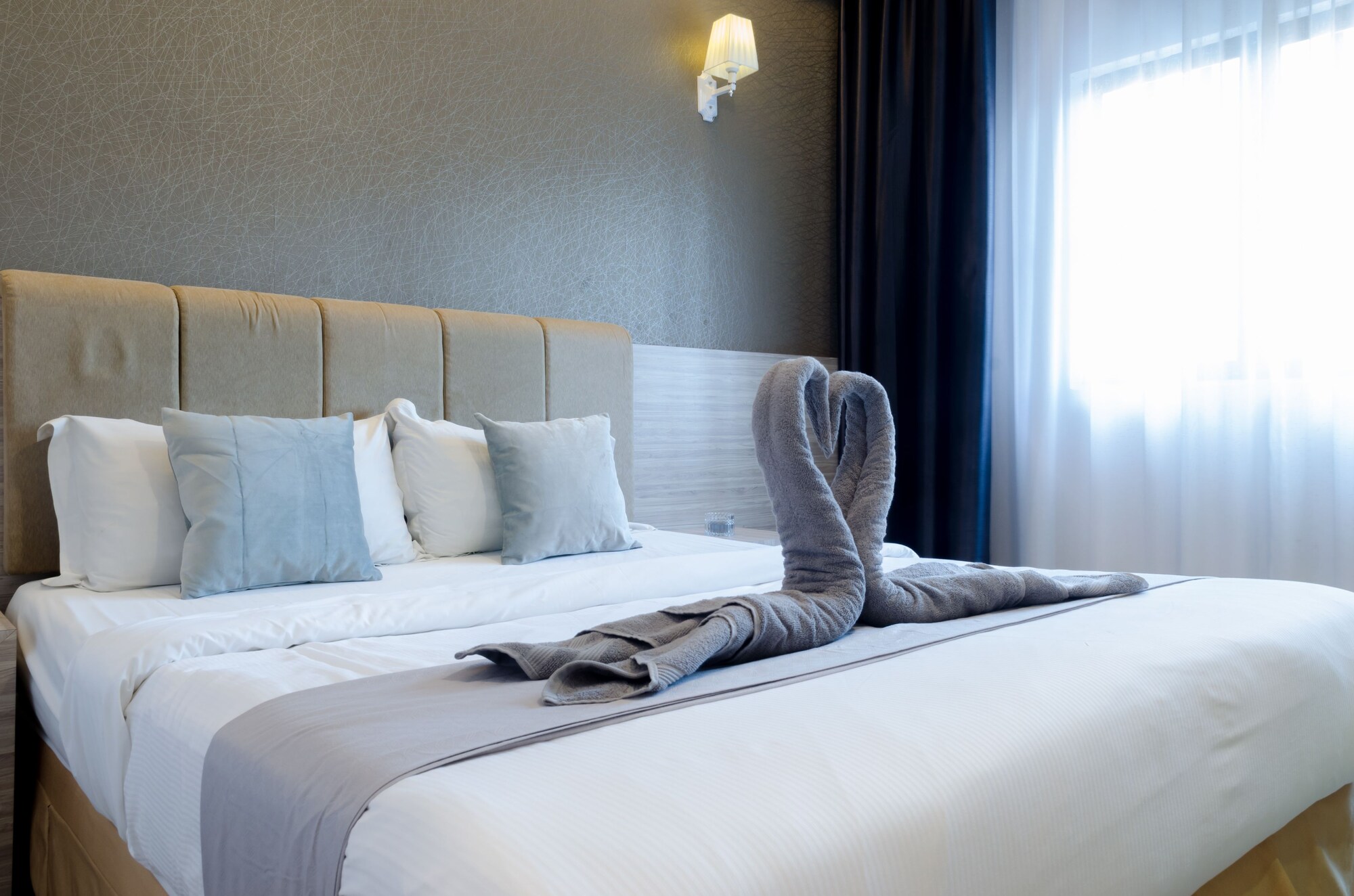 DELUXE, DOUBLE BED
