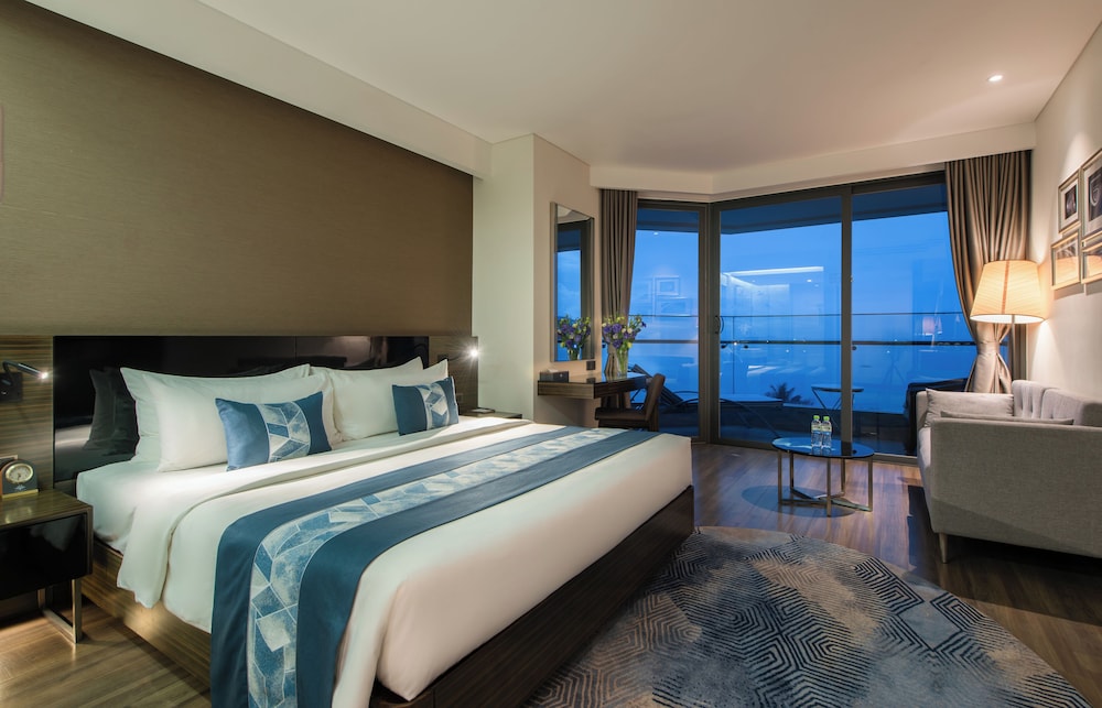Adjoining, Twin Beds, King Bed, Ocean View, Balcony