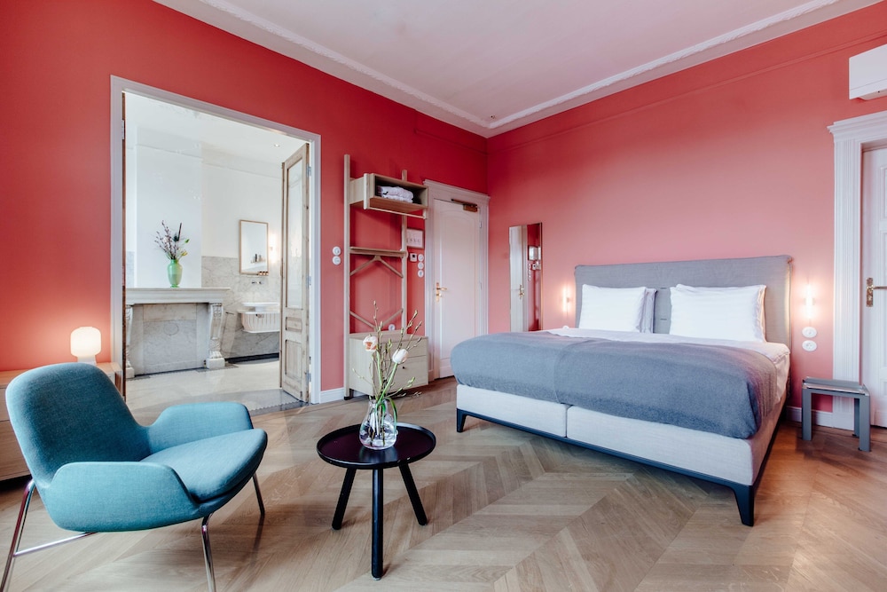 DELUXE, SUITE, CITY VIEW