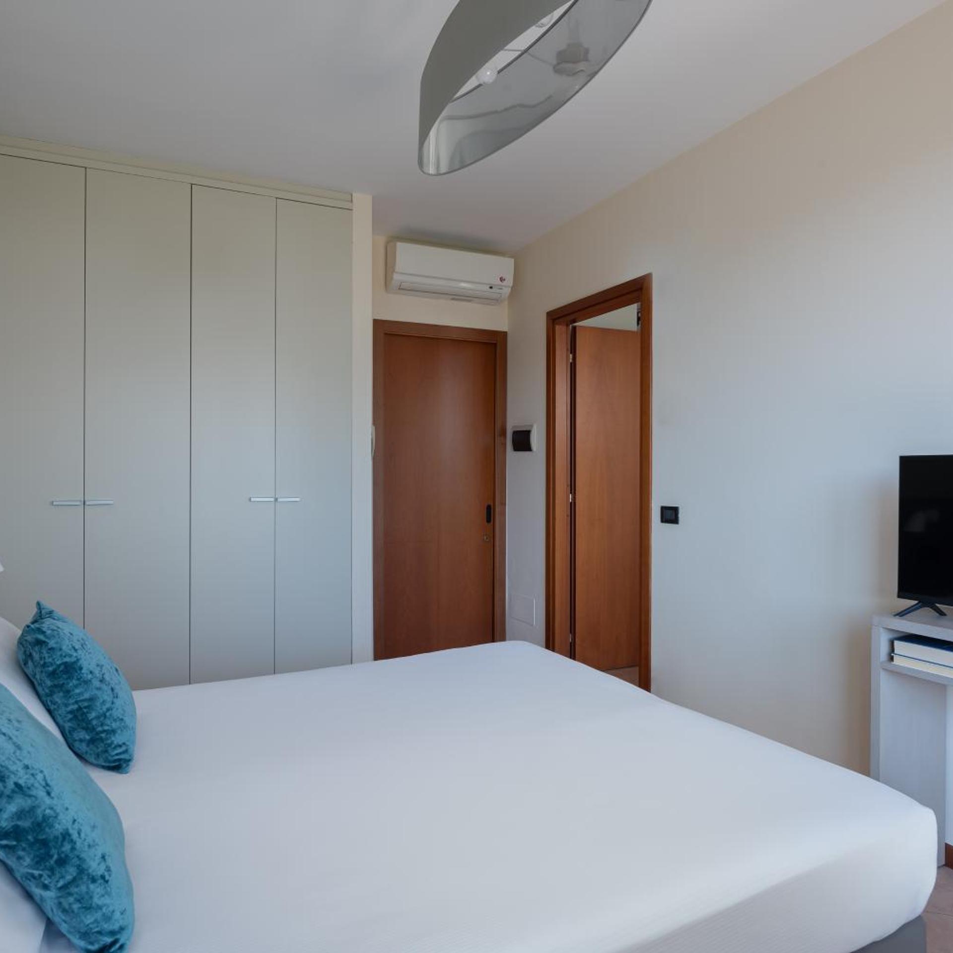 1 Bedroom, Apartment, Lake View