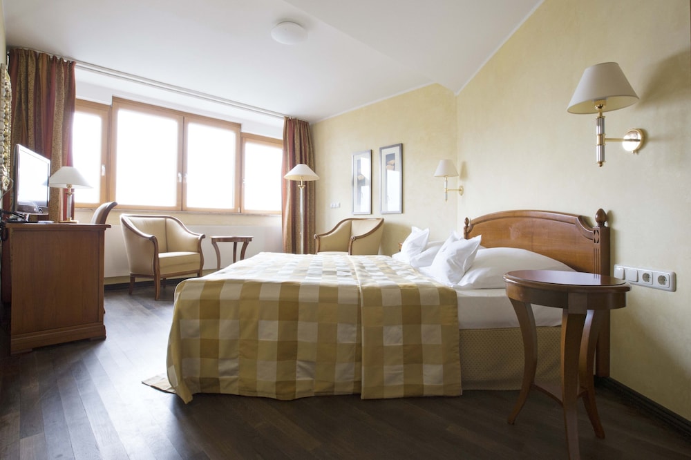 DELUXE, DOUBLE BED