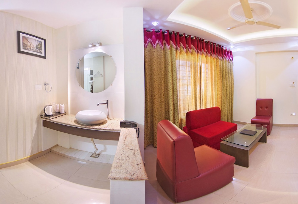 AISHWARYA RESIDENCY 52/70
