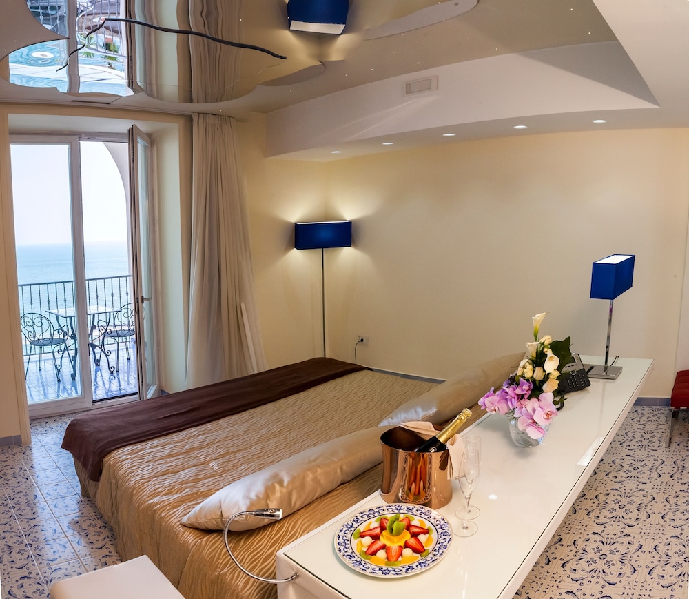 Lloyd's Baia Hotel 24/64
