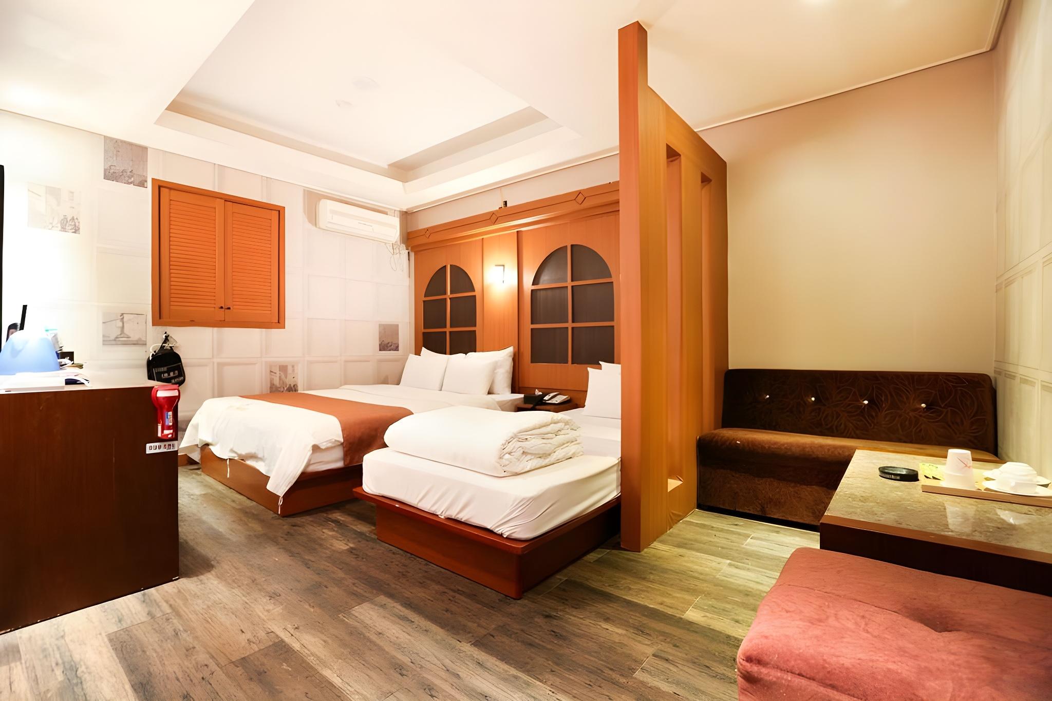ROOM, TWIN BEDS