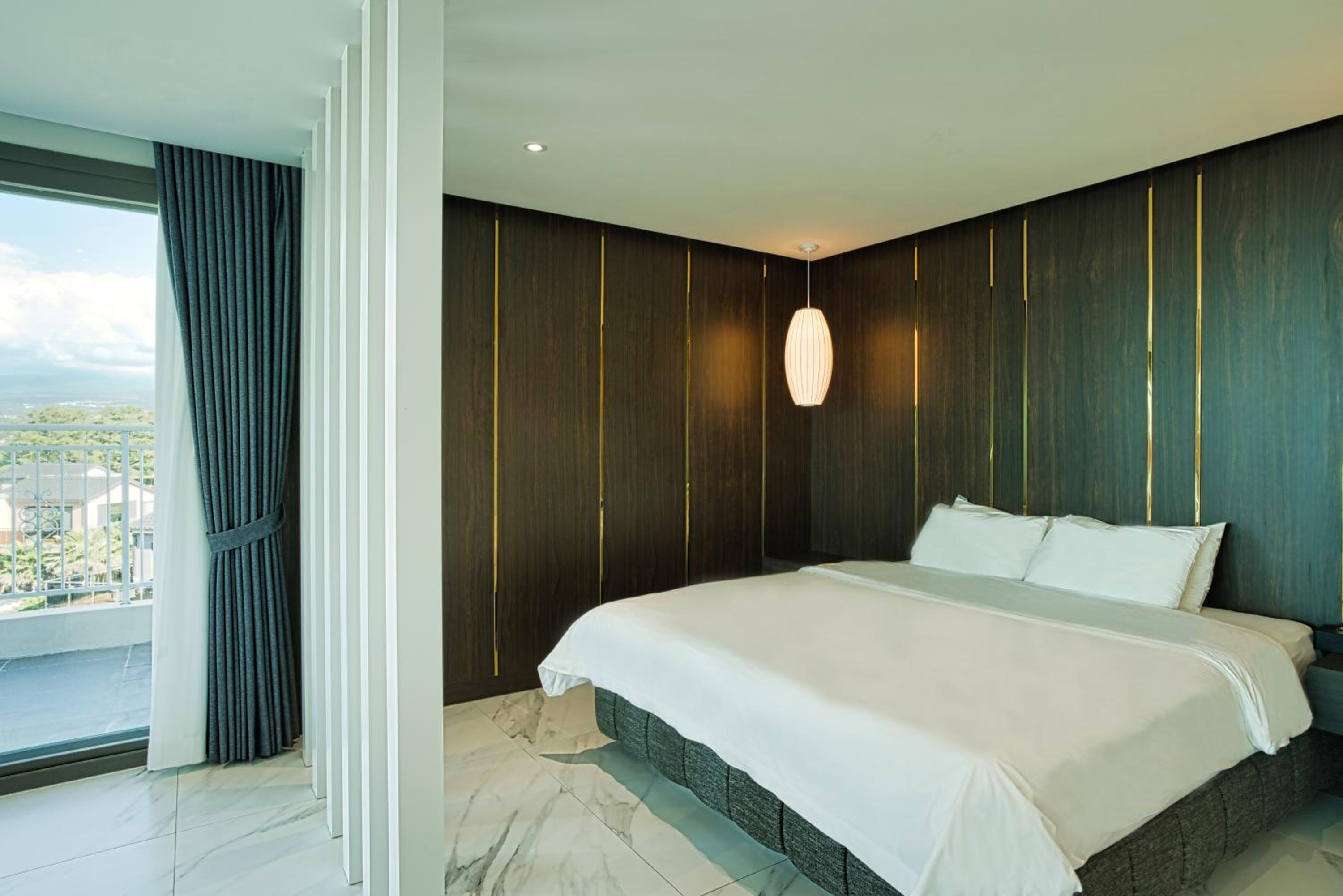Royal, Top, Suite