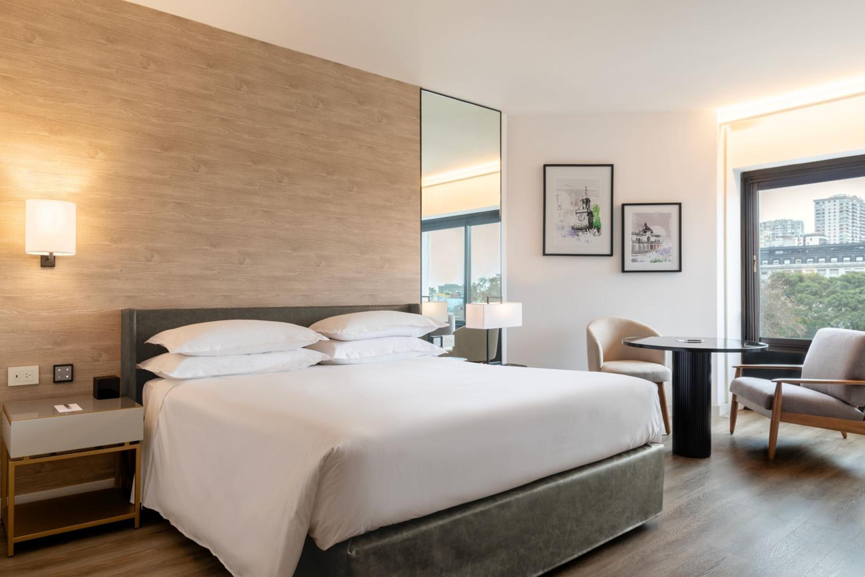 Guest Room, Superior, King Bed, Pool Access، Sheraton Buenos Aires Hotel And Convention Center 4/10