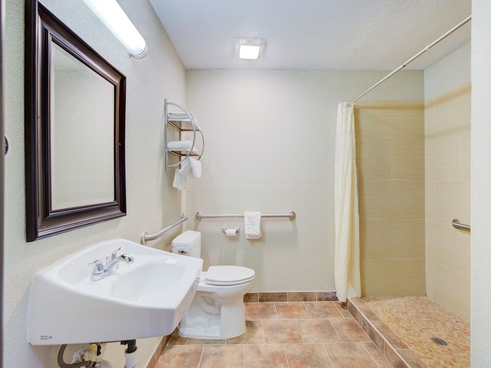 Hotel O Dilley Main St TX 16/42