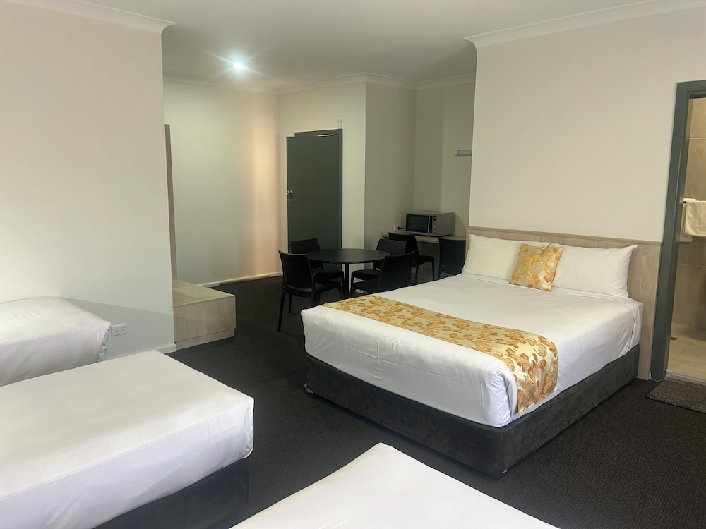 Country Lodge Motor Inn 4/50