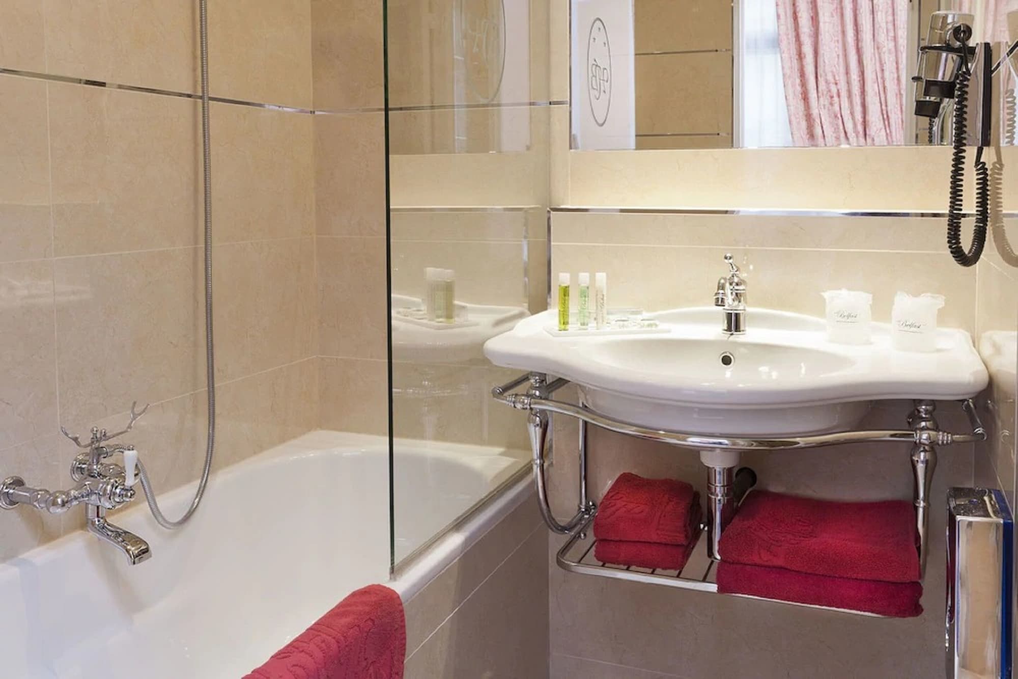 غرفة سوبيريور بسرير كوين بإطلالة على المدينة بشرفة مع أريكة، Hotel Belfast 10/10