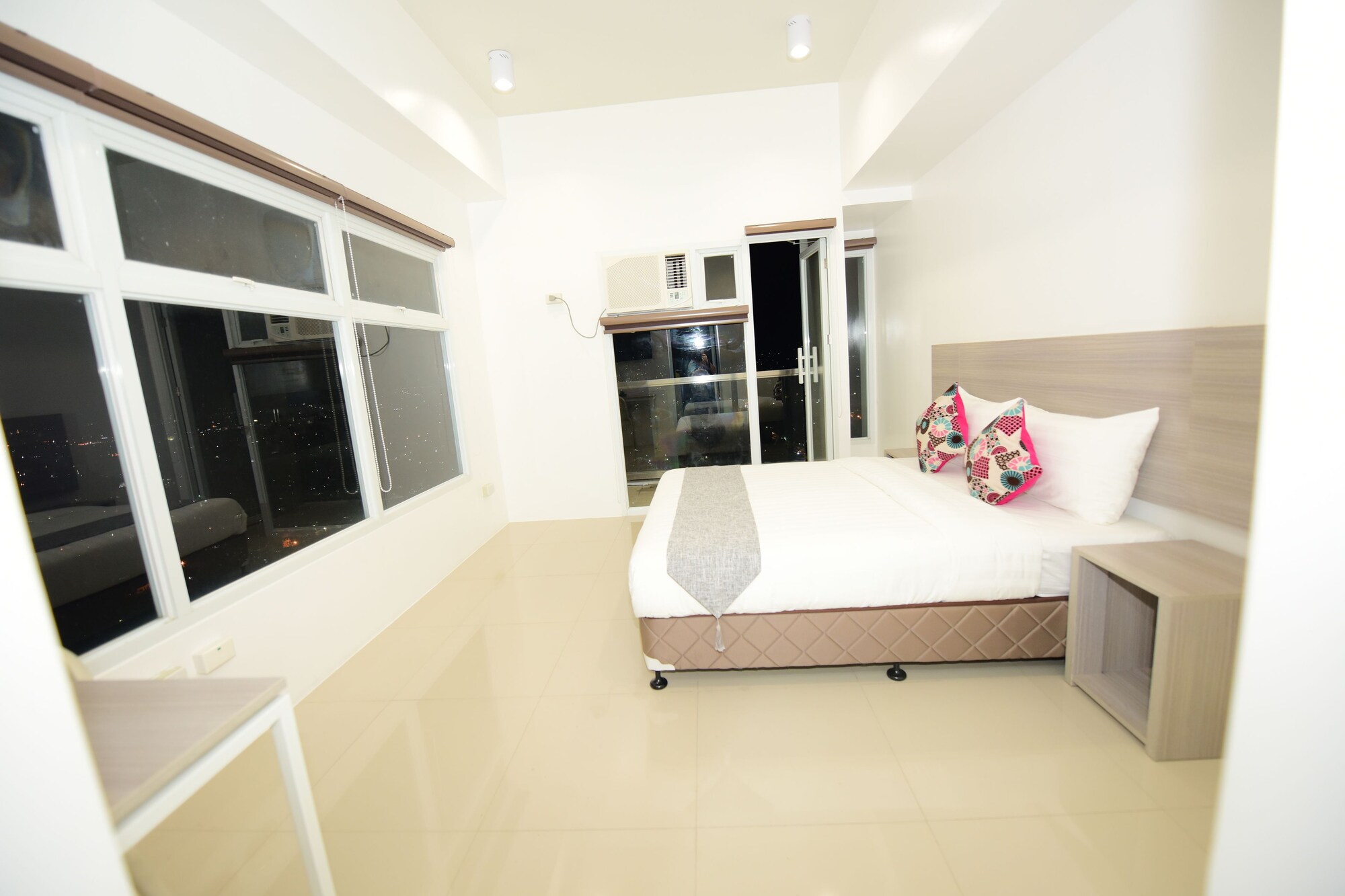ROOM, DOUBLE BED