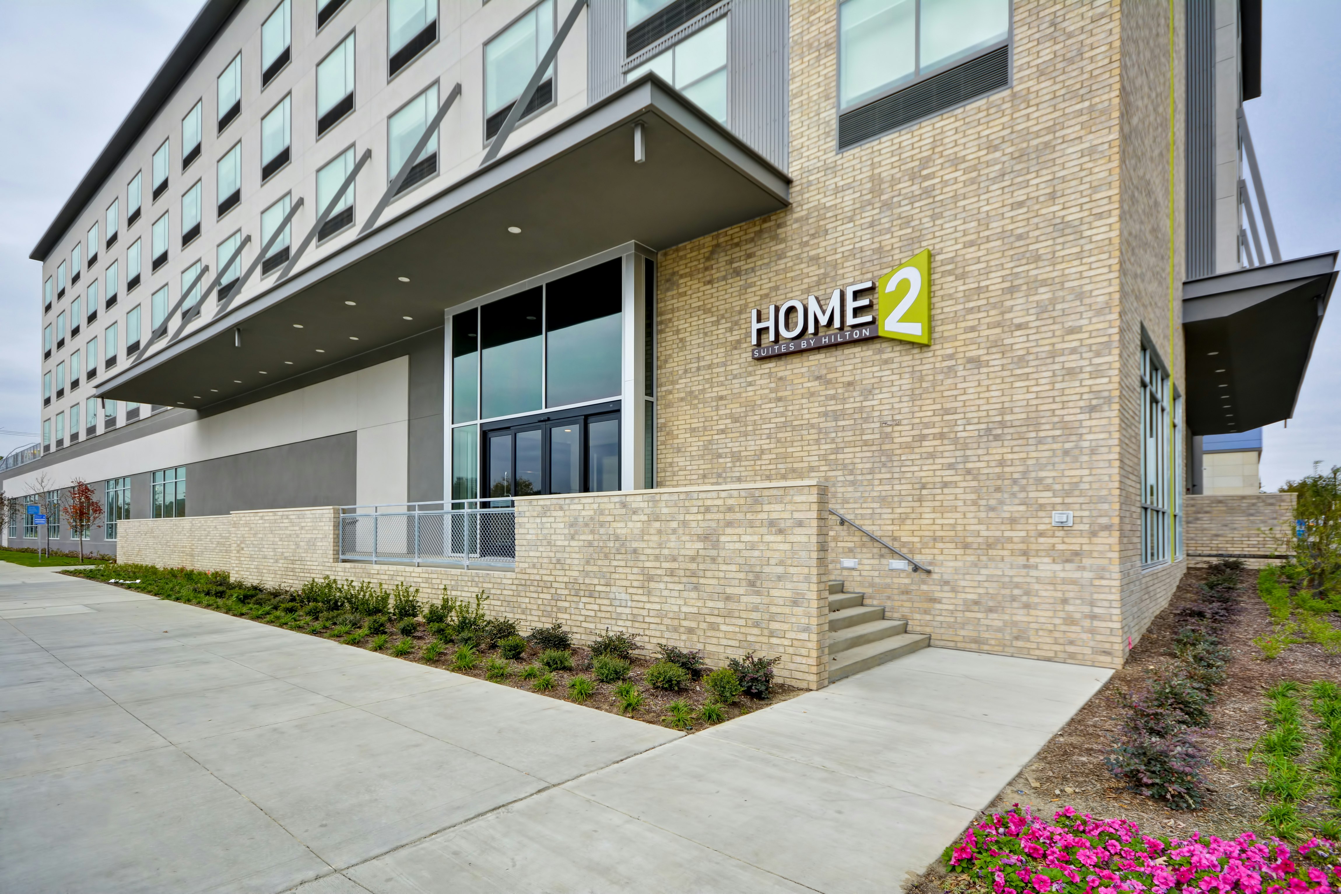 Home2 Suites by Hilton Dallas Downtown Baylor Scott & White 50/51