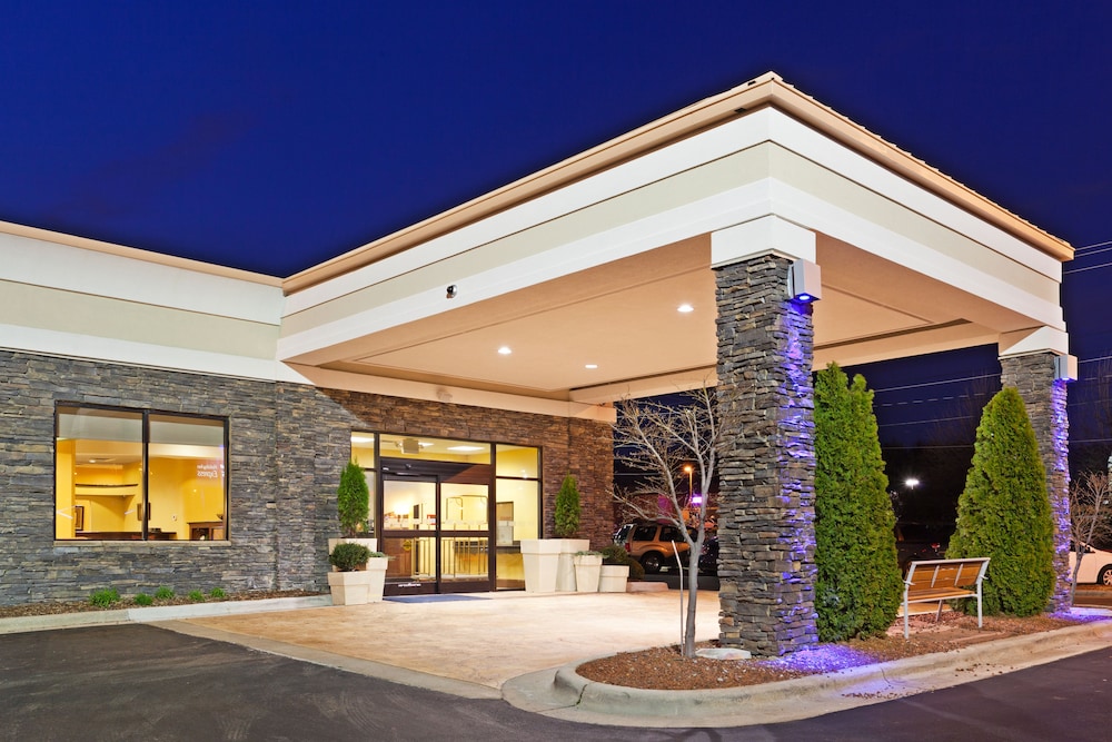 Holiday Inn Express & Suites Greensboro - (I-40 @ Wendover) 7/48