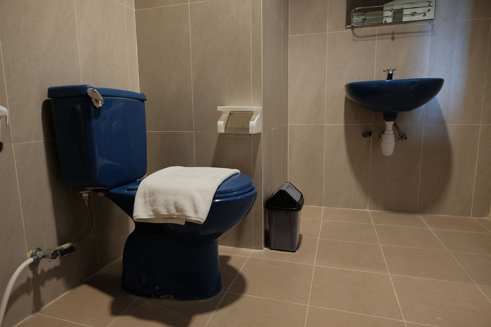 RedDoorz Plus near Ferry Terminal Batam Center 21/23