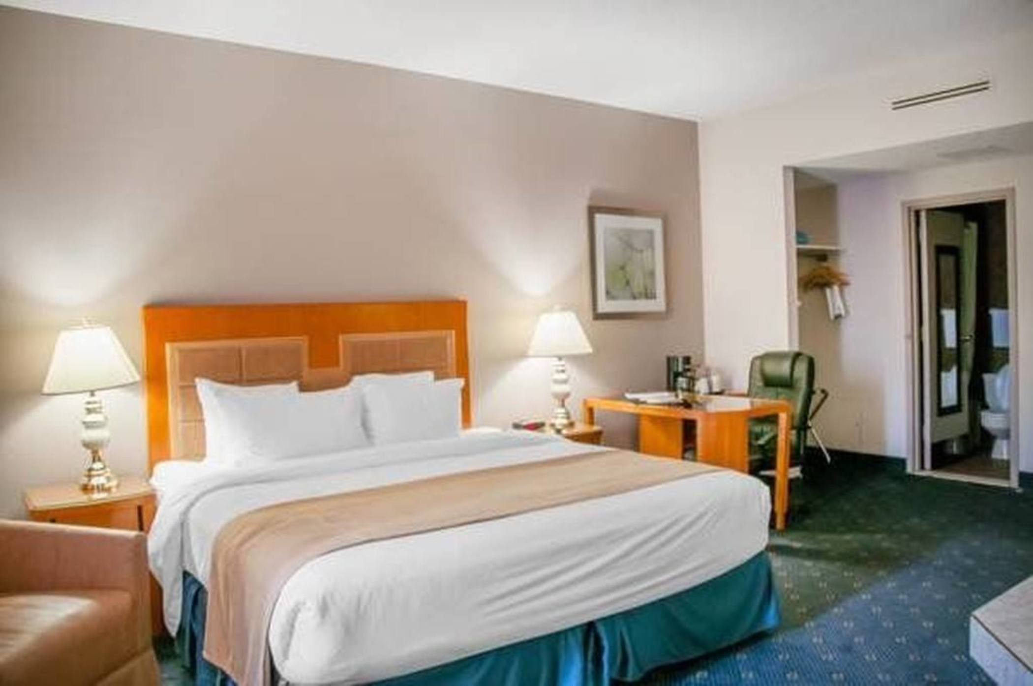 Business, Empire, Suite, Queen Bed