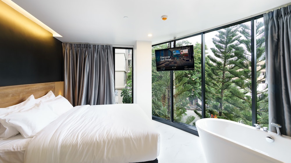 SUITE, BATHTUB, CORNER