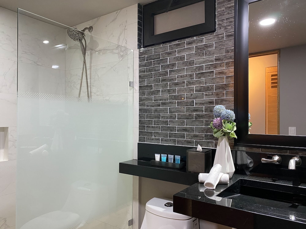 SUITE, DOUBLE BED, PARTIAL OCEAN VIEW