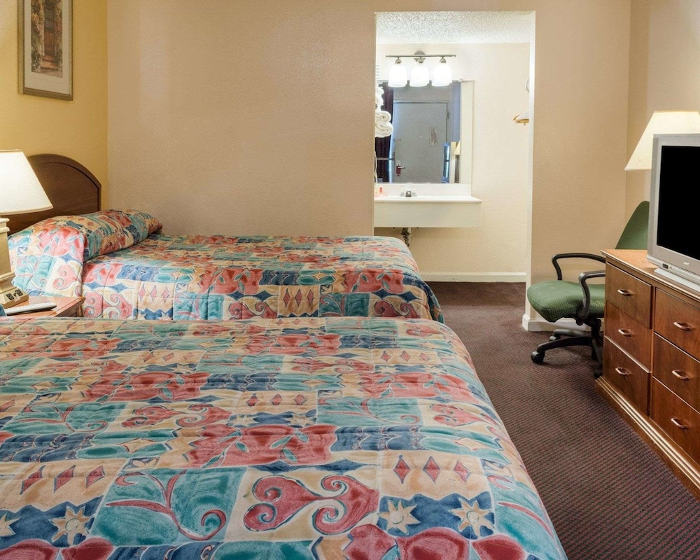 Rodeway Inn Colonial Heights I-95 12/40