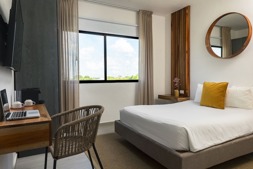 ROOM, QUEEN BED