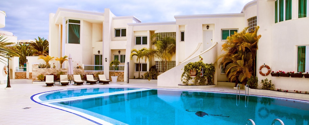 Flamingo Suites 2/50